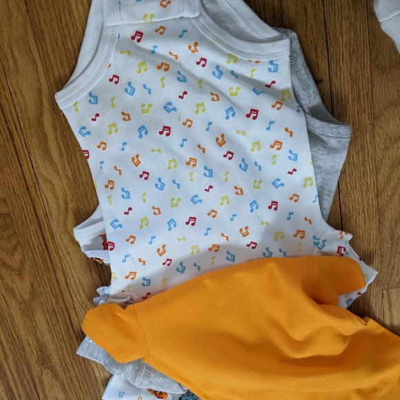 NWT Set of 4 Onesies 12M - Picture 4 of 4